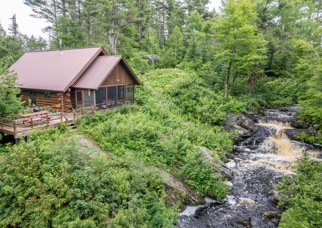 Remote Comfort: Mountain Cabins for Solitude Seekers
